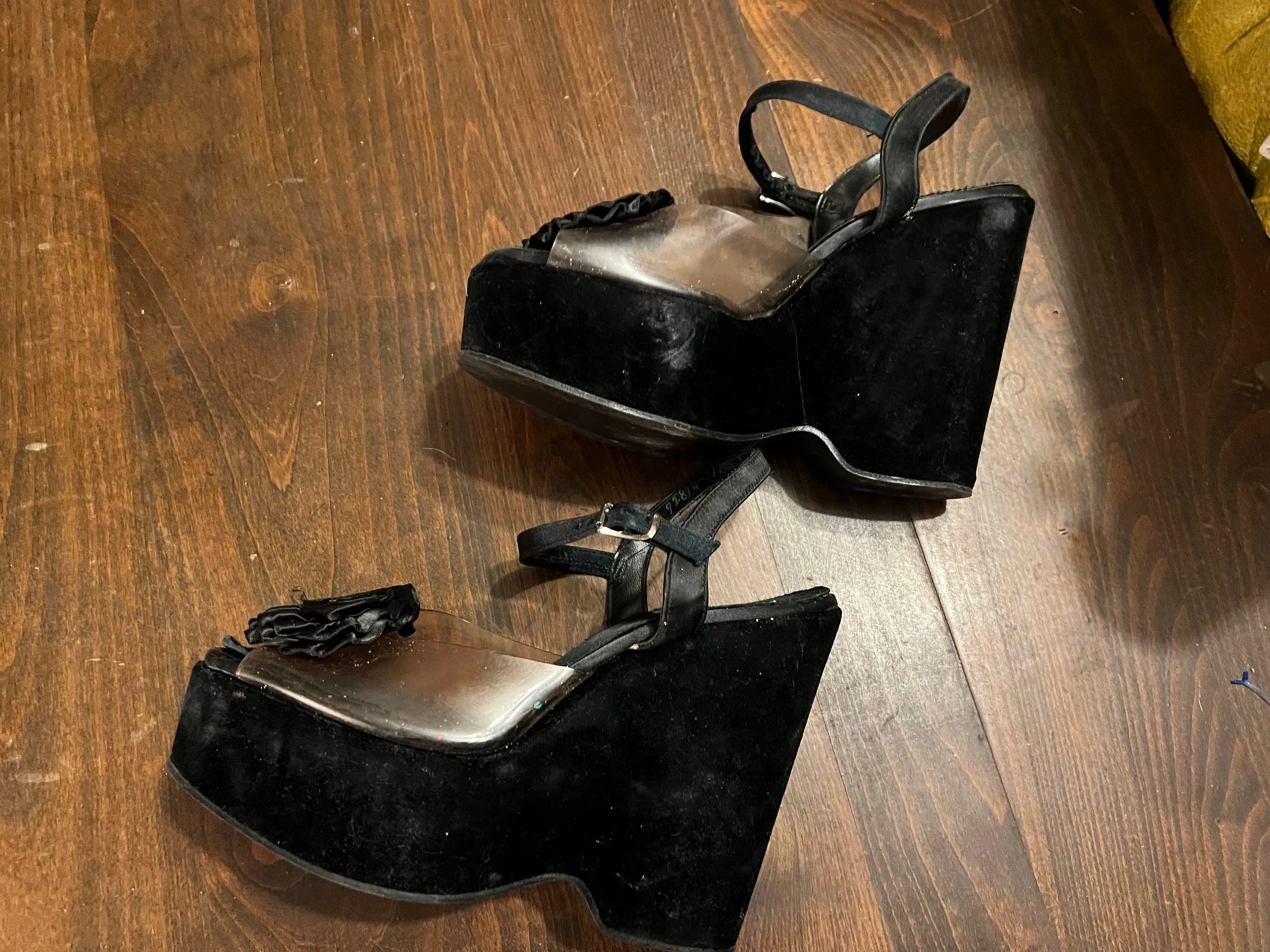 Vintage 70's black velvet platform shoes 7 B